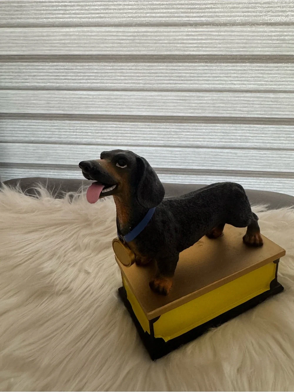 Kenning 6.5 Inch Dachshund Figure